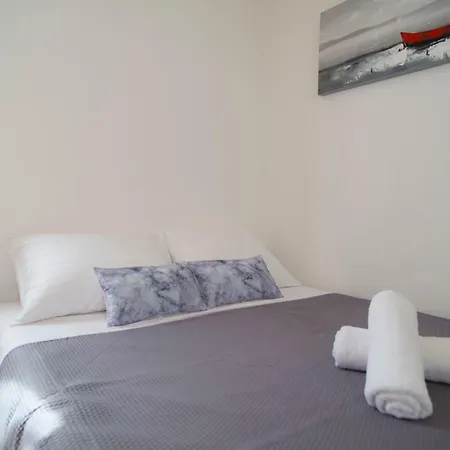 Apartment Apartment Up *
